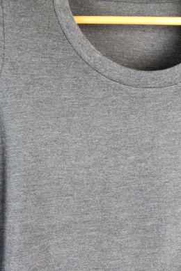 camiseta gris marengo