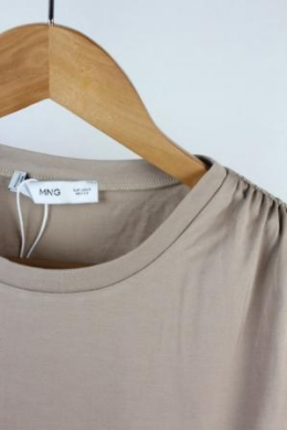 camiseta fluida hombros fruncidos mango