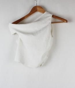 top asimetrico textura mango