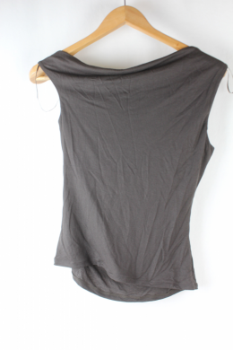 Top asimetrico drapeado marron mango