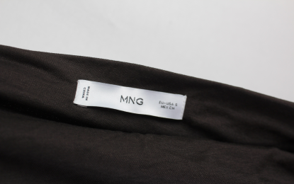 Top asimetrico drapeado marron mango
