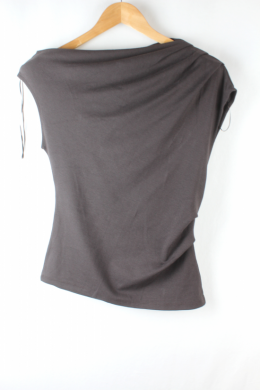 camiseta asimetrica mango