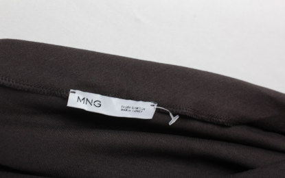 camiseta asimetrica mango