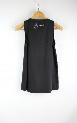 blusa perforada desigual