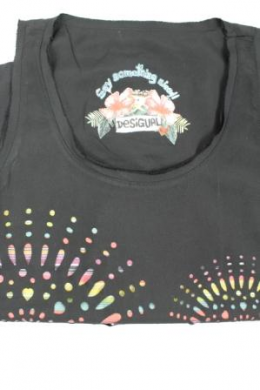 blusa perforada desigual