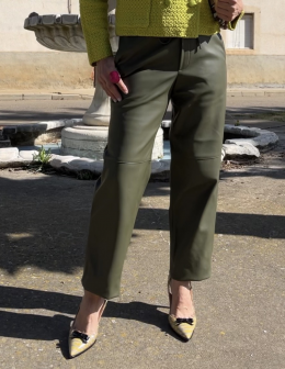 Pantalon jogger efecto piel mango