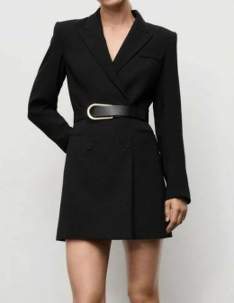 vestido tipo blazer negro con cinturón de Mango