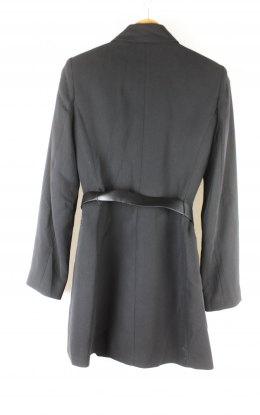 vestido tipo blazer negro con cinturón de Mango
