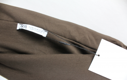 mini vestido hombros descubiertos marron zara