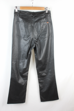 pantalon efecto piel zara