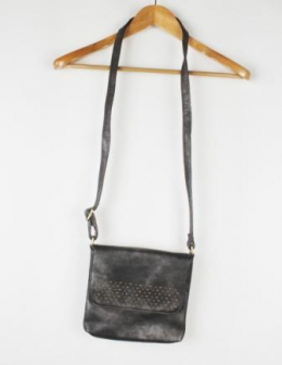 bolso efecto piel con tachuelas gris surkana