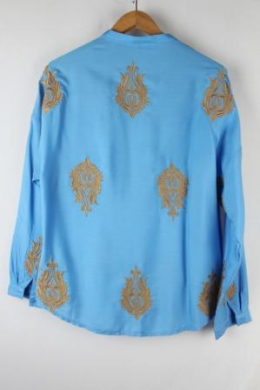 camisa azul bordada 