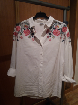 Camisa con flores bordadas de Pimkie