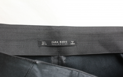 pantalon efecto piel negro zara