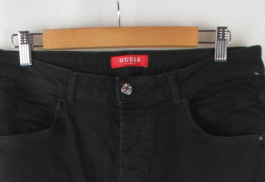 Pantalon vaquero negro arandelas guess