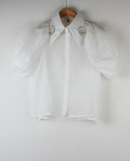 blusa camisera transparente con pedreria blanca