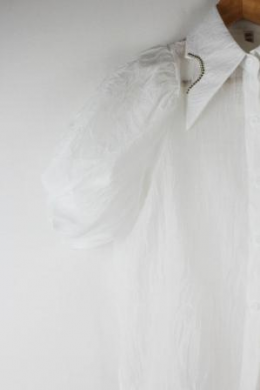 blusa camisera transparente con pedreria blanca